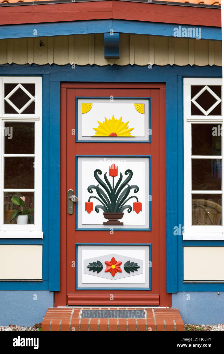 Tradizionalmente porte dipinte di un capitano della casa di Prerow, Darß, Fischland-Zingst, Mar Baltico, Meclemburgo-Pomerania Occidentale Foto Stock