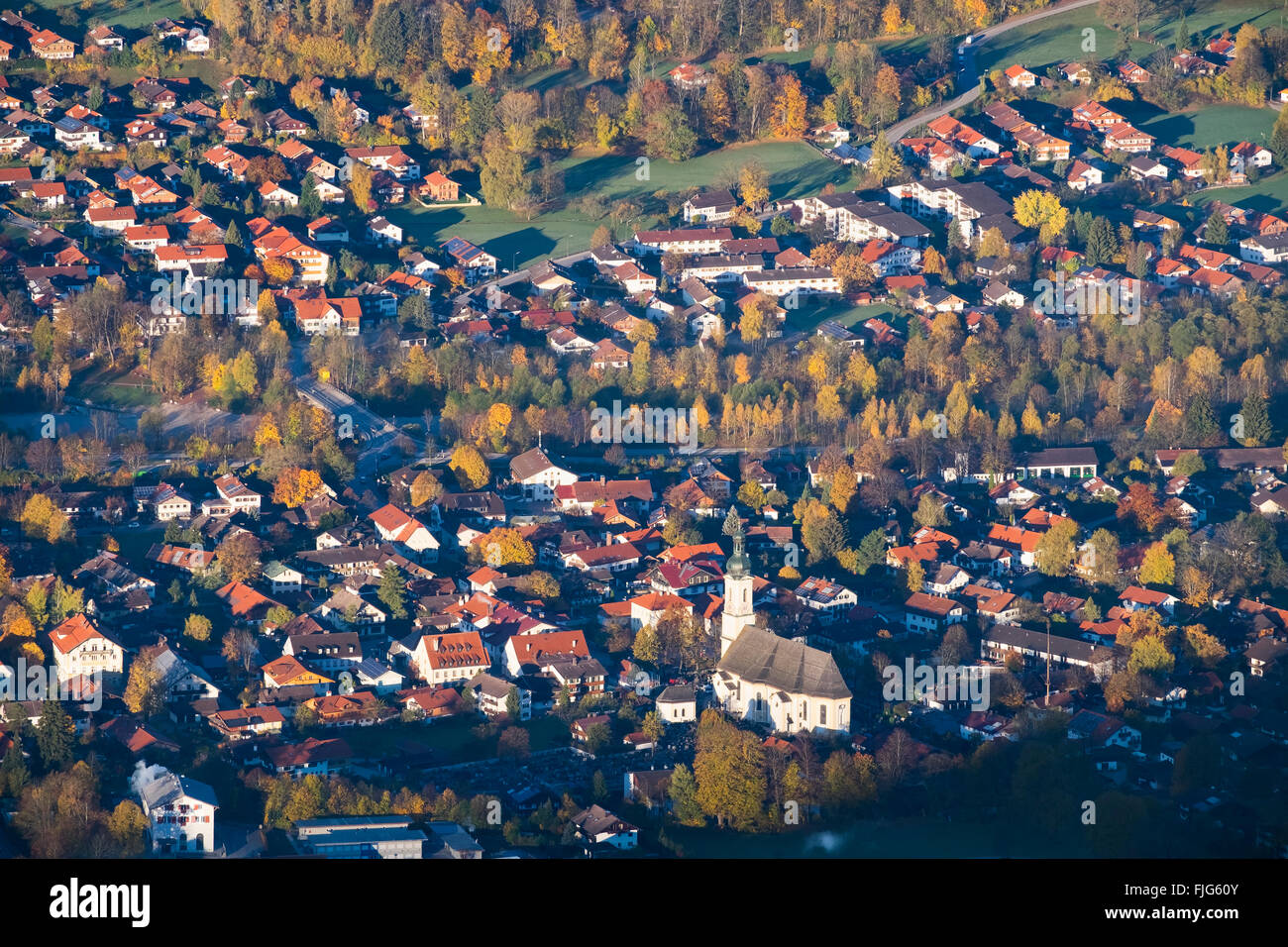 Lenggries con san Giacomo chiesa parrocchiale, vista da Geierstein, Isarwinkel, Alta Baviera, Baviera, Germania Foto Stock