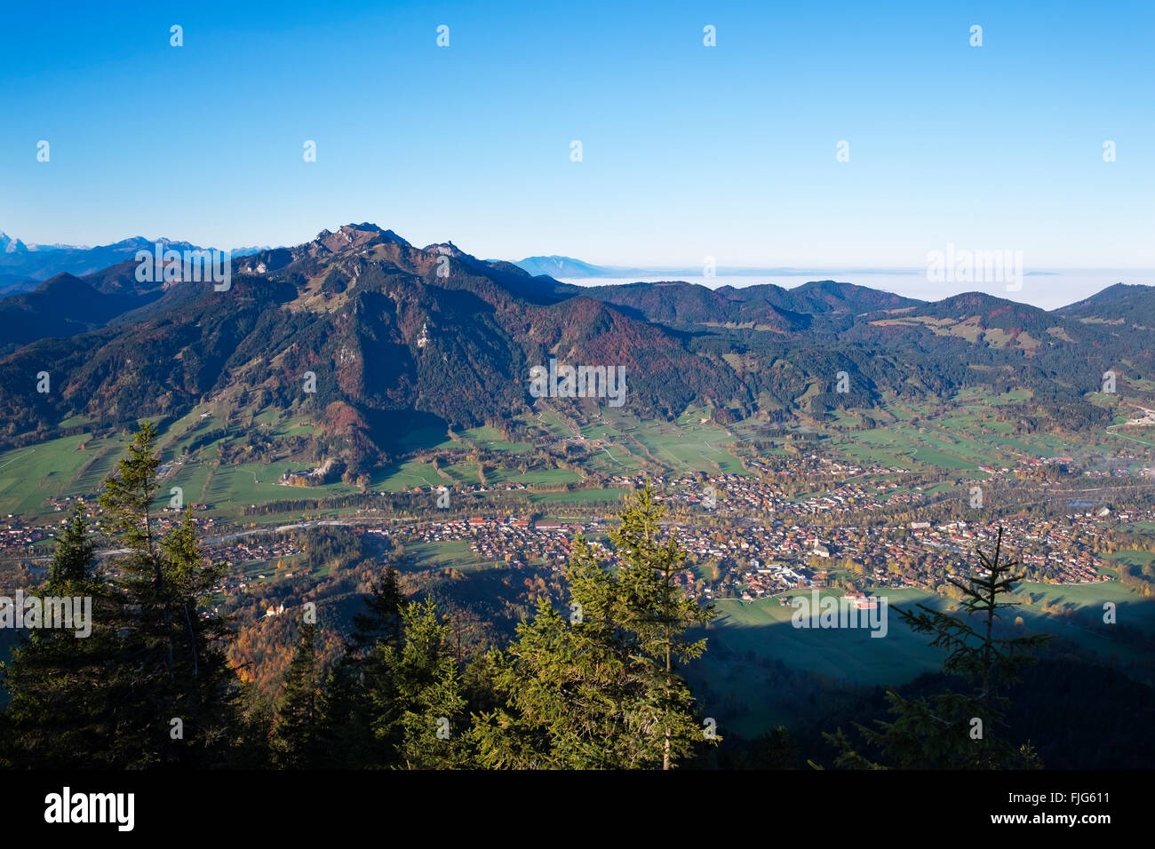 Vista dalla montagna di Geierstein oltre Lenggries e Brauneck, Isarwinkel, Alta Baviera, Baviera, Germania Foto Stock