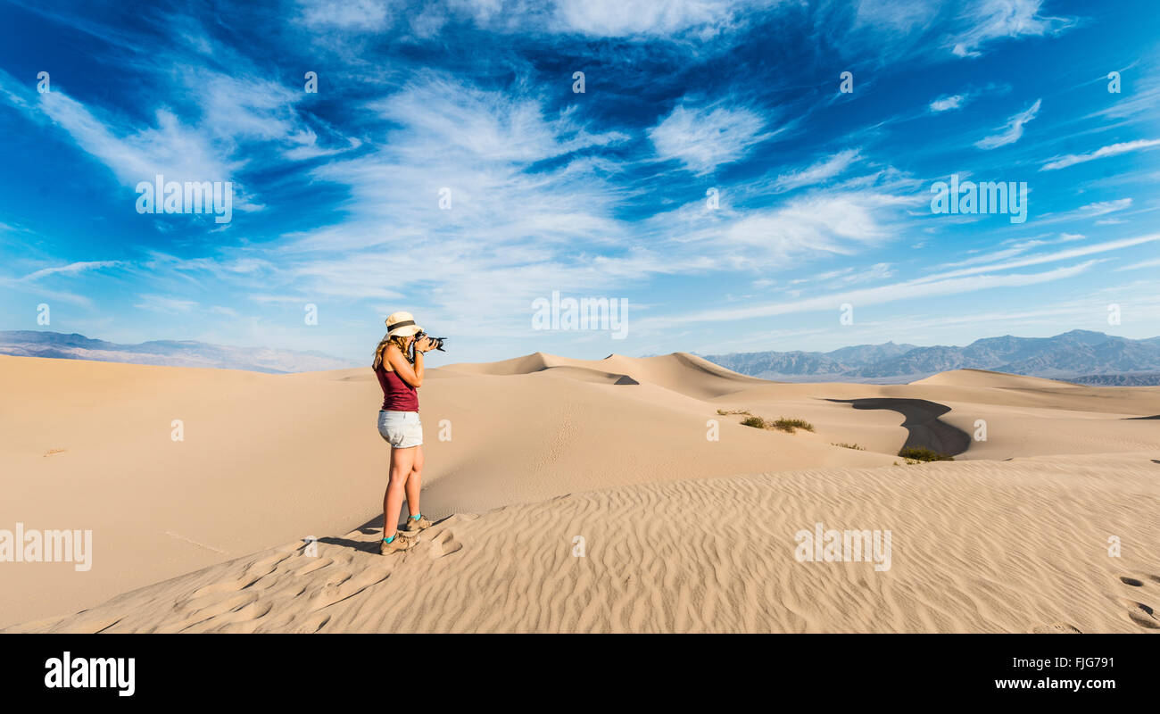 Fotografare turistico, Mesquite Flat dune di sabbia e dune di sabbia, foothills della gamma Amargosa Mountain Range dietro, Valle della Morte Foto Stock