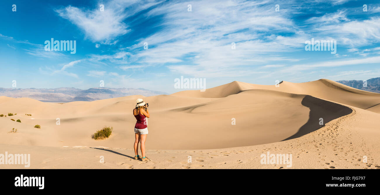 Fotografare turistico, Mesquite Flat dune di sabbia e dune di sabbia, foothills della gamma Amargosa Mountain Range dietro, Valle della Morte Foto Stock