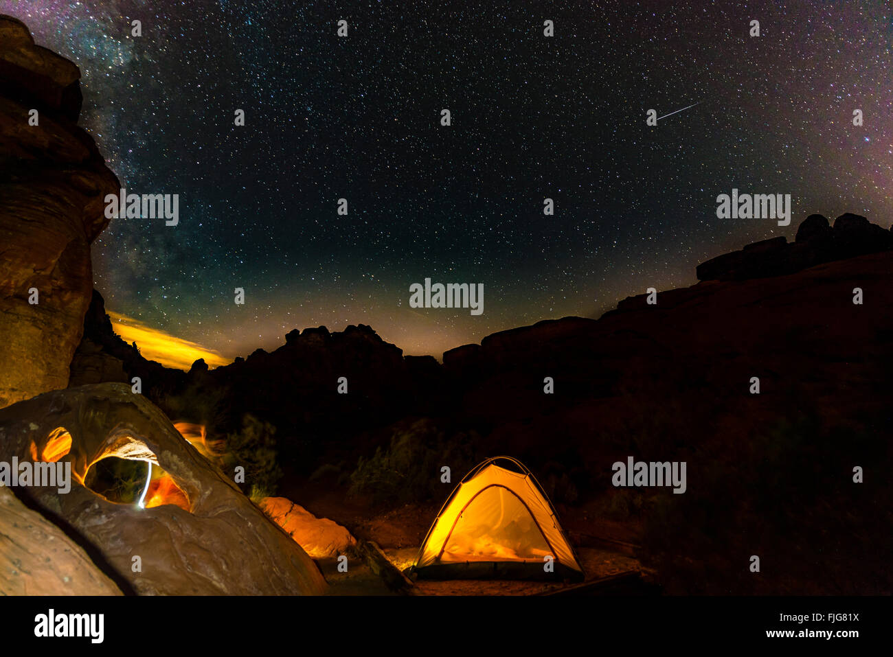 Tenda in un campeggio con cielo stellato sopra, scena notturna, Wildrose campeggio, il Parco Nazionale della Valle della Morte, CALIFORNIA, STATI UNITI D'AMERICA Foto Stock
