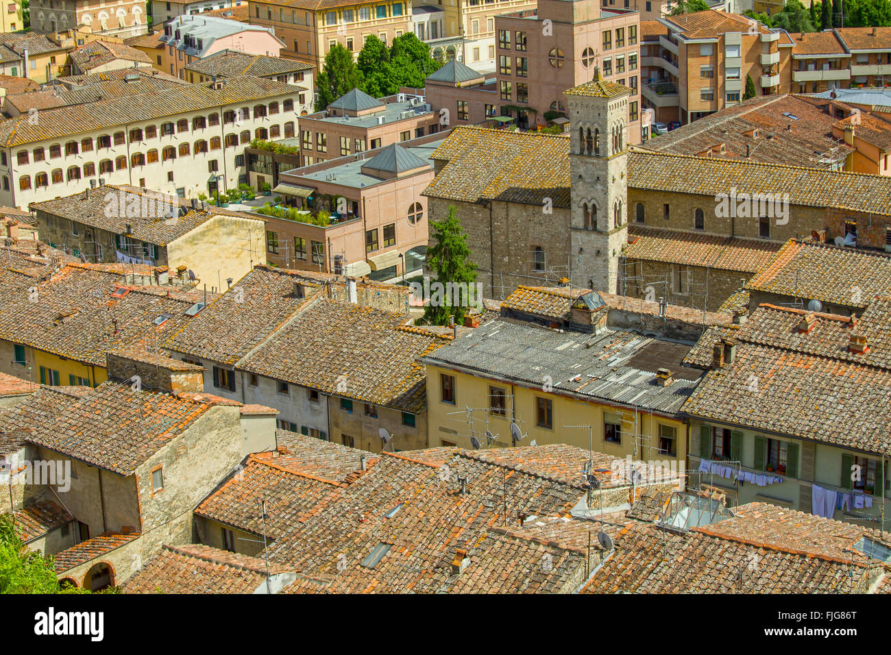 Vista su una città italiana in Toscana con i suoi tipici tetti in terracotta Foto Stock
