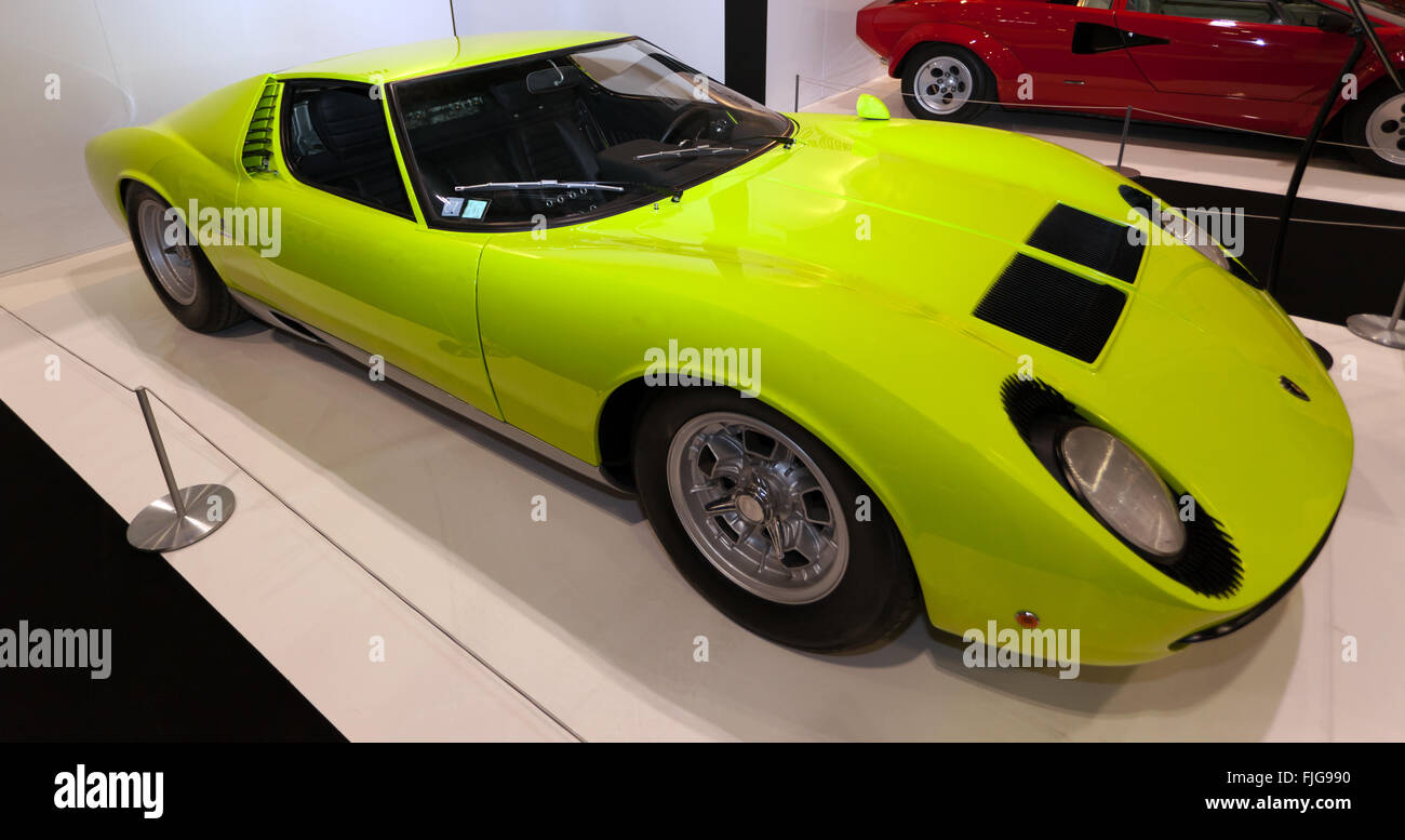 Vista frontale di tre quarti di una Lamborghini Miura P400, nella sezione "evoluzione della Supercar" del London Classic Car Show 2016. Foto Stock