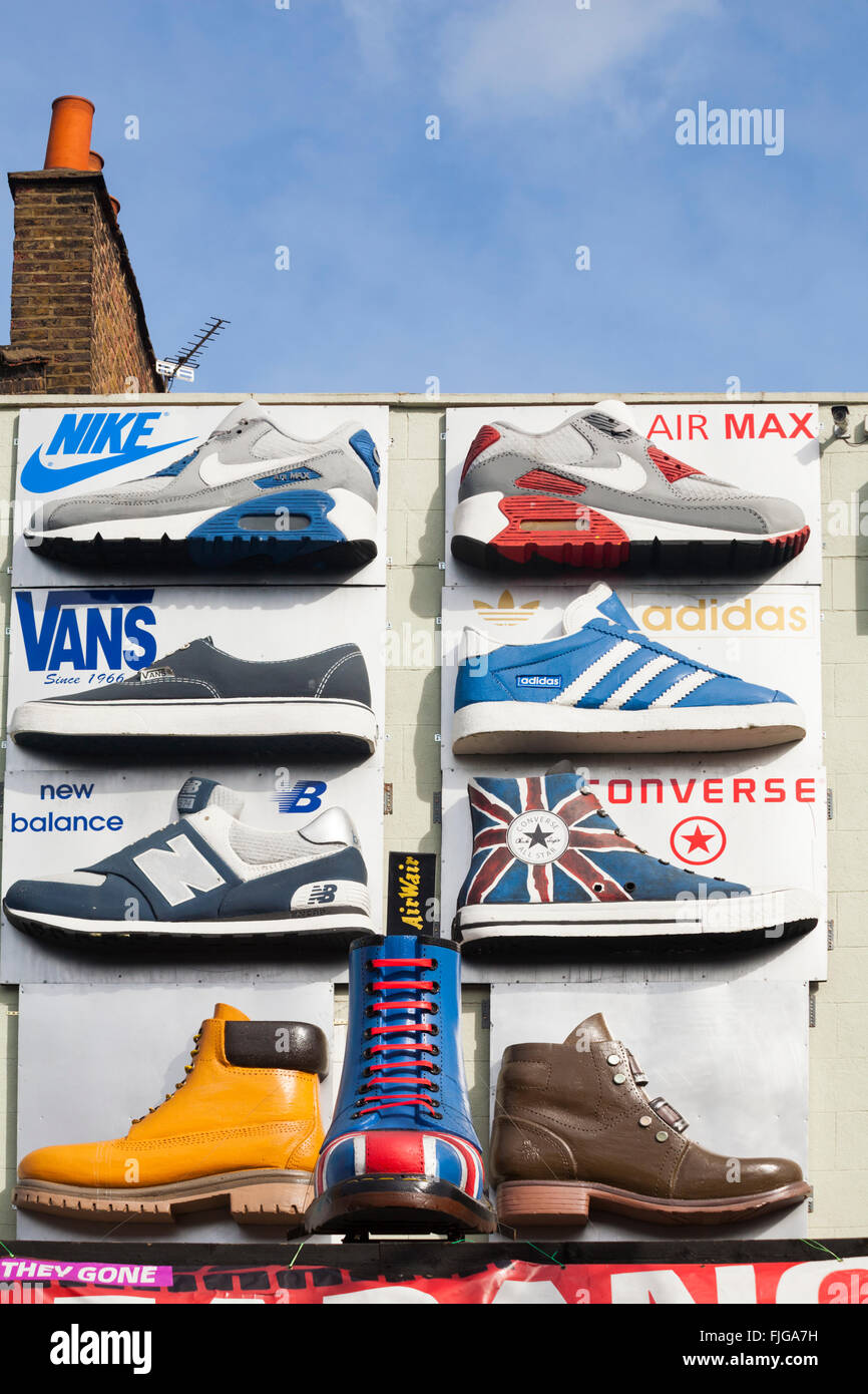 Grandi scarpe e stivali sulla facciata di negozio a Camden High Street, Londra Foto Stock