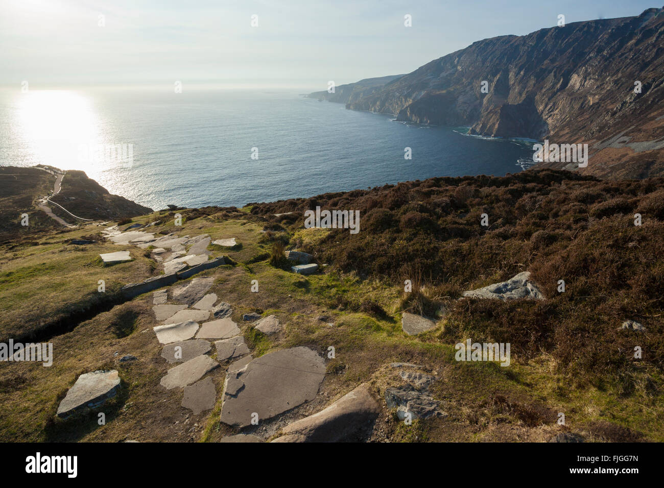 I gradini di pietra che seguire le scogliere di Slieve League in Co. Donegal, Irlanda Foto Stock