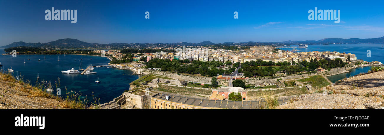 Panorama di Kerkira, Corfù dalla Vecchia Fortezza Foto Stock