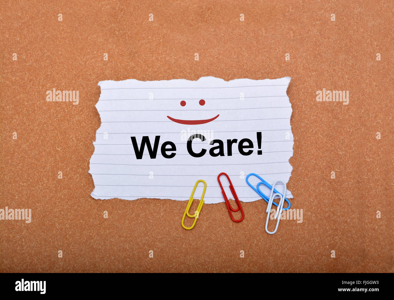 Customer Care firmare con il sorriso sulla carta. Foto Stock