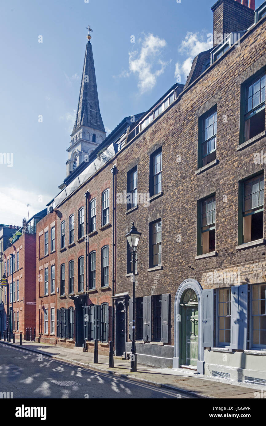 Londra, Spitalfields superstite tessitori Huguenot' alloggia nel documento Wilkes Street, con Hawksmoor la Chiesa di Cristo in background Foto Stock