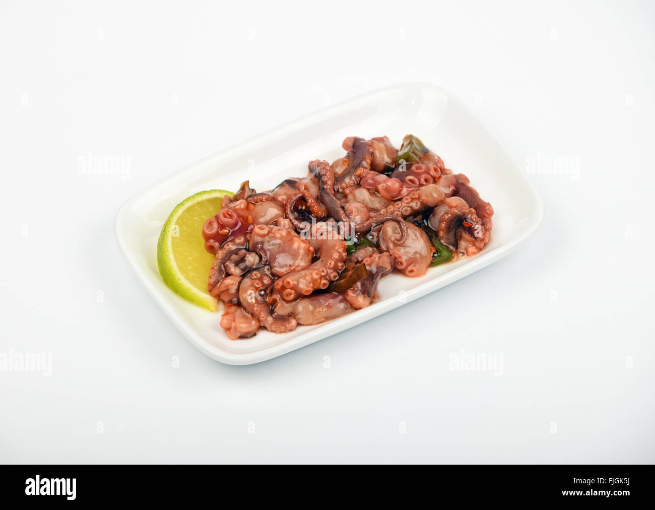 Frutti di mare polpo seppie insalata marinata snack con souse sul piatto bianco sopra la piastra di sfondo bianca, ad alto angolo di visione Foto Stock