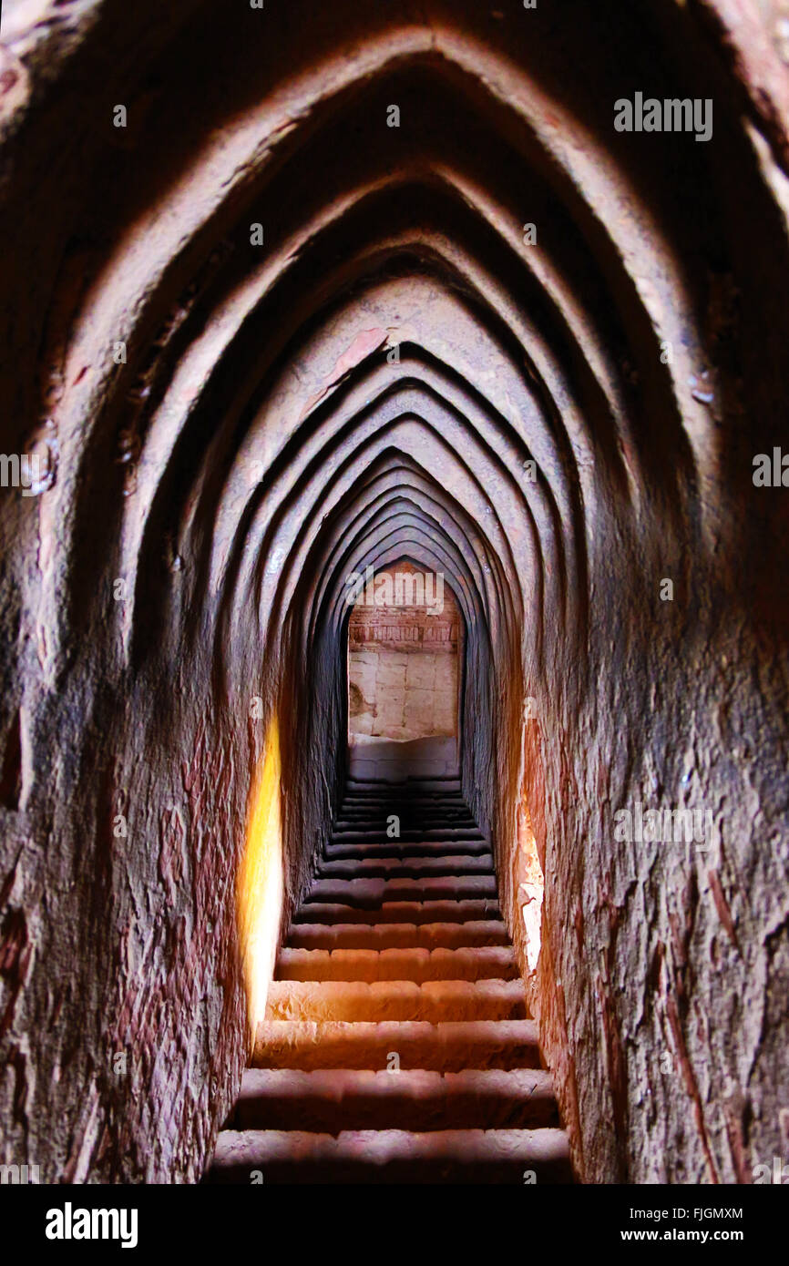 Scala ad arco e il passaggio a Thisa Wadi Pagoda tempio sulla pianura di Bagan, Bagan, Myanmar (Birmania) Foto Stock