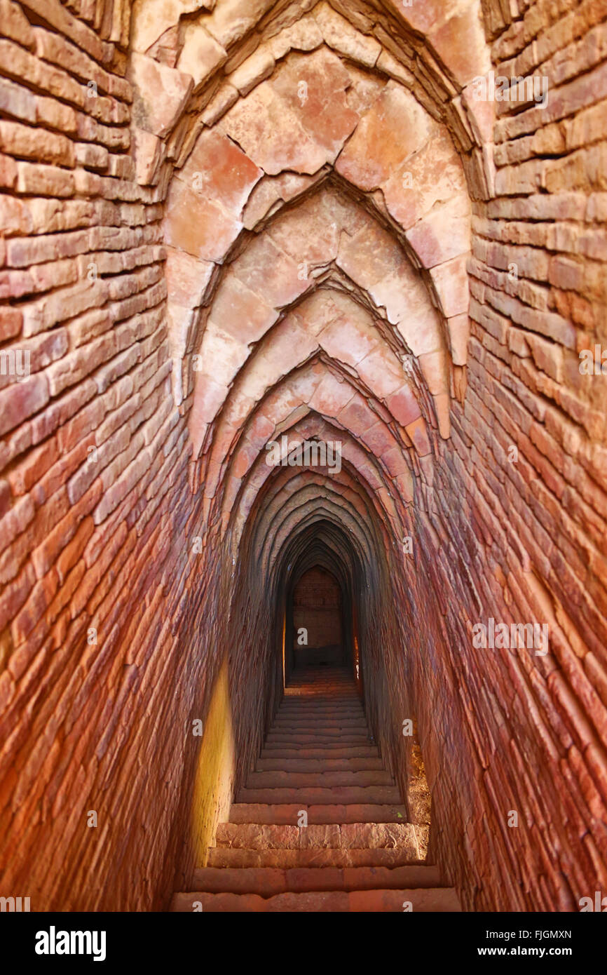 Scala ad arco e il passaggio a Thisa Wadi Pagoda tempio sulla pianura di Bagan, Bagan, Myanmar (Birmania) Foto Stock