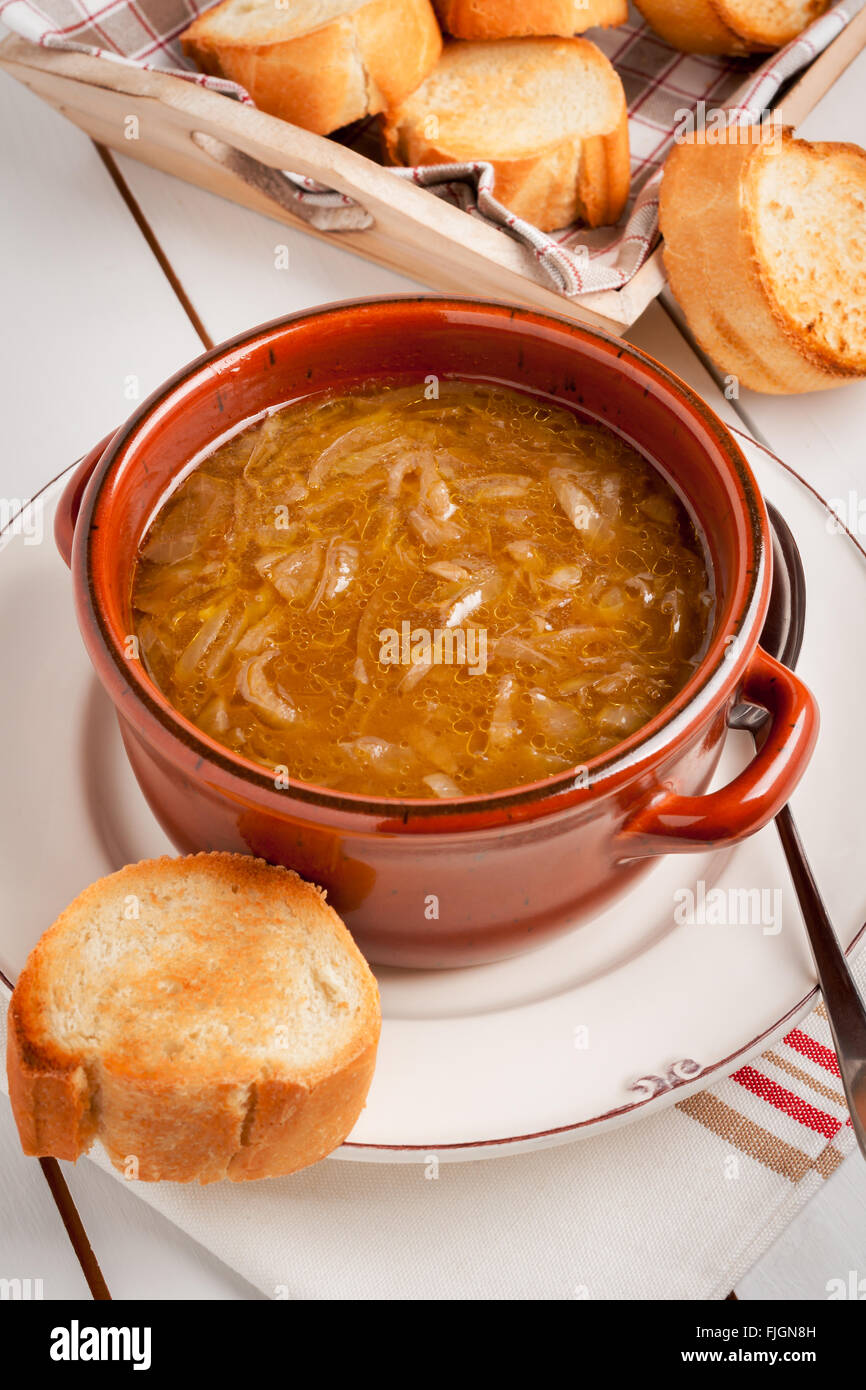 Zuppa di cipolle francese un sano ridotto di grassi versione pianura con crostoni di pane tostato Foto Stock