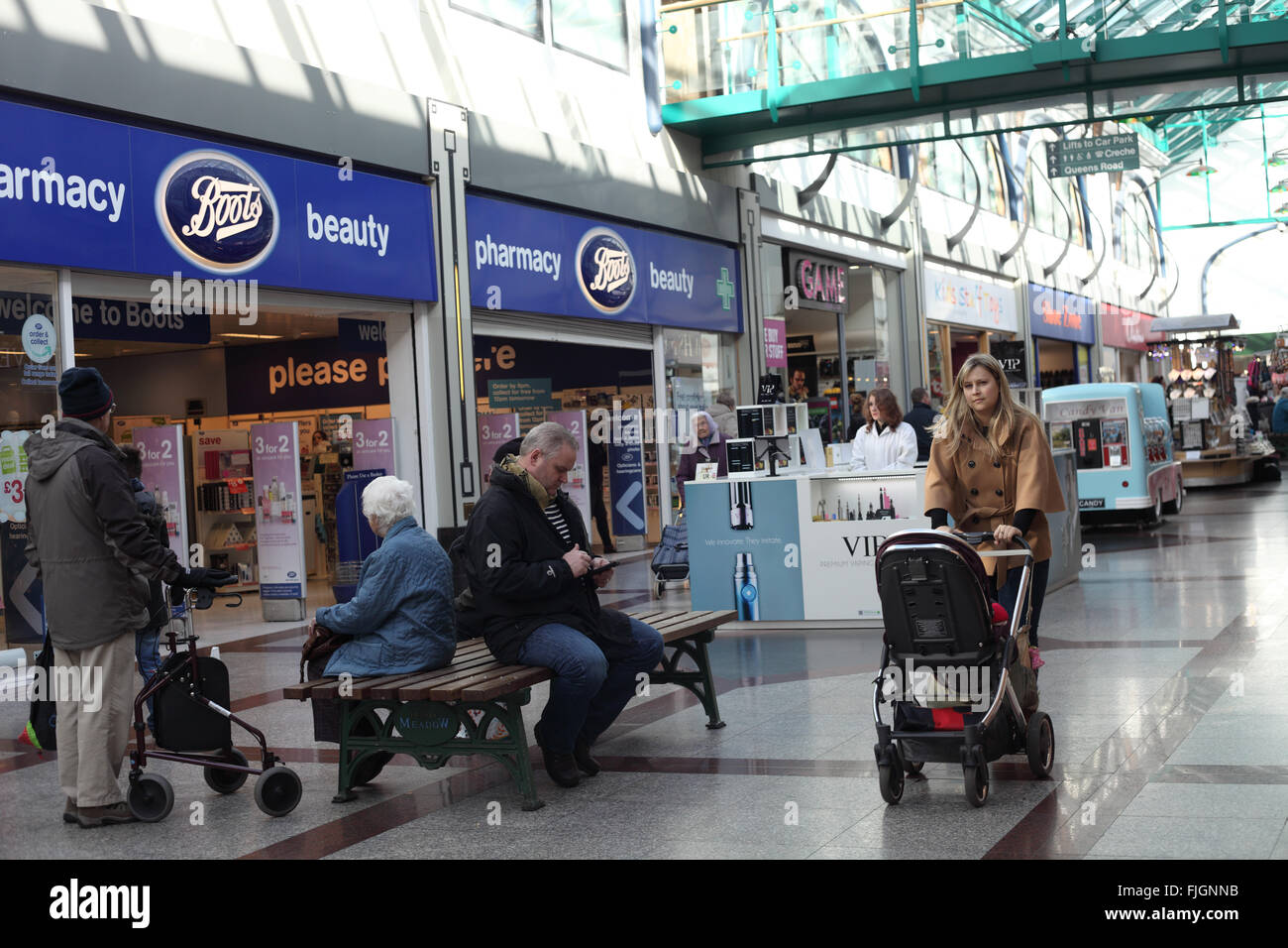 All'interno il Priorato di Prato centro commerciale nella località balneare di Hastings è stato aperto nel 1997, East Sussex, Regno Unito Foto Stock