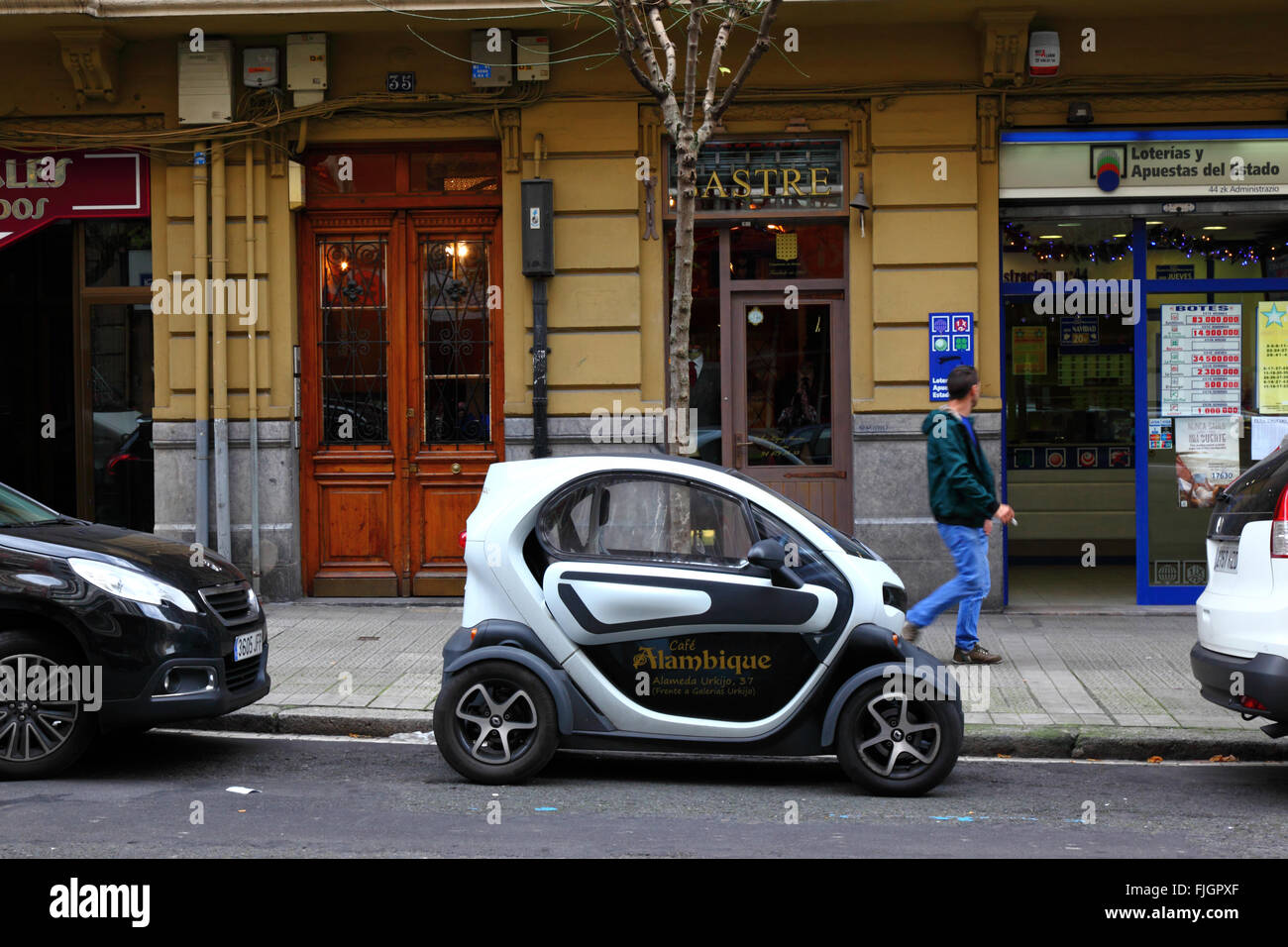Renault Twizy quadriciclo parcheggiata in strada, Bilbao, Paesi Baschi, Spagna Foto Stock