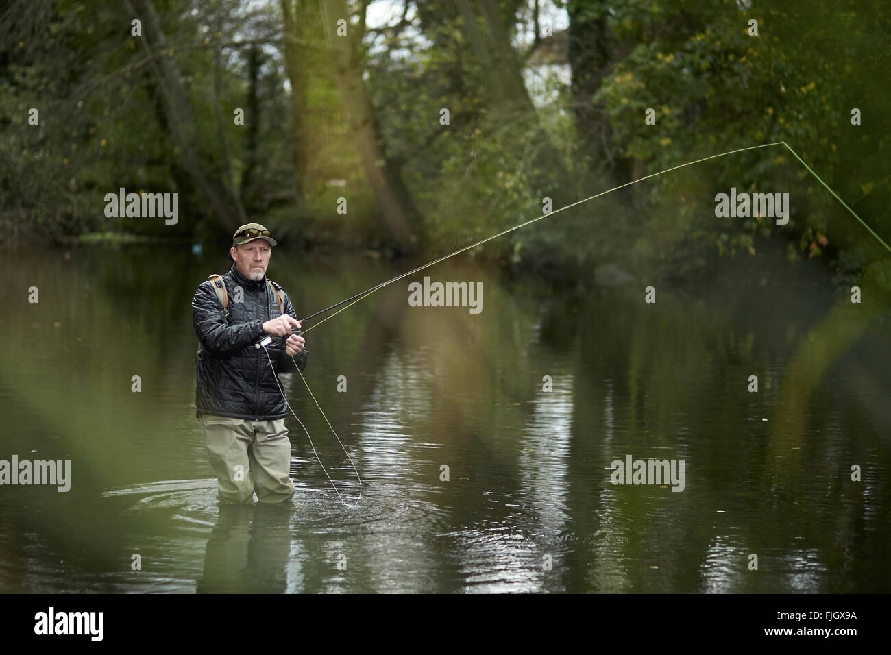 Un uomo di Pesca a Mosca Report di Pesca in un fiume - Londra, Regno Unito Foto Stock