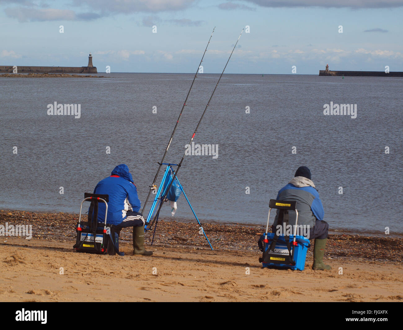 Newcastle Upon Tyne, mercoledì 2 marzo 2016, UK Meteo. Un freddo giorno sulle rive del fiume Tyne, vicino Tynemouth pescatori come attendere per le punture sulle loro linee. Credito: James Walsh Alamy/Live News Foto Stock