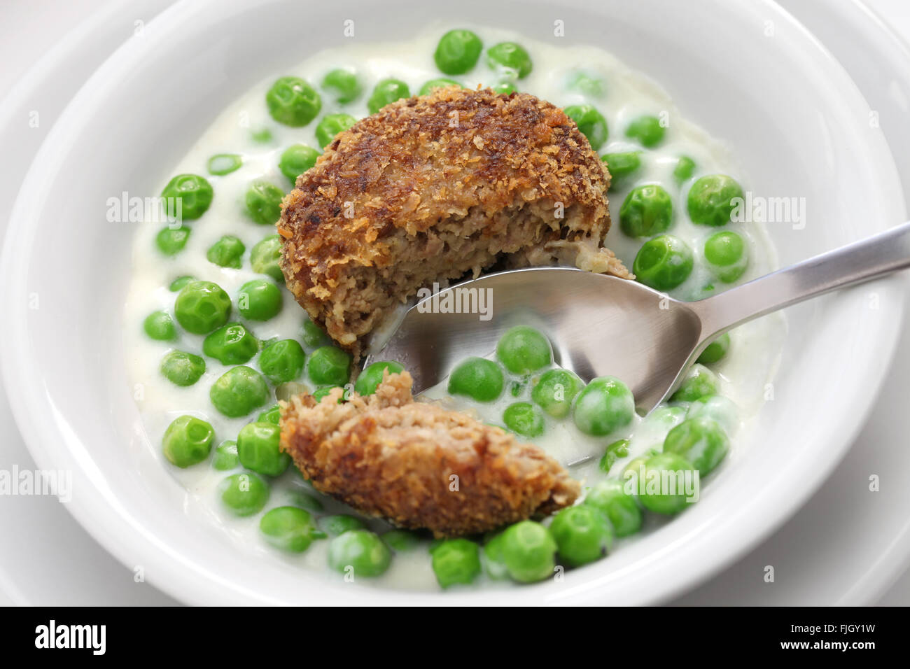 Piselli verdi fozelek (spessa stufato vegetale) e fasirt (polpette fritte), cucina ungherese Foto Stock