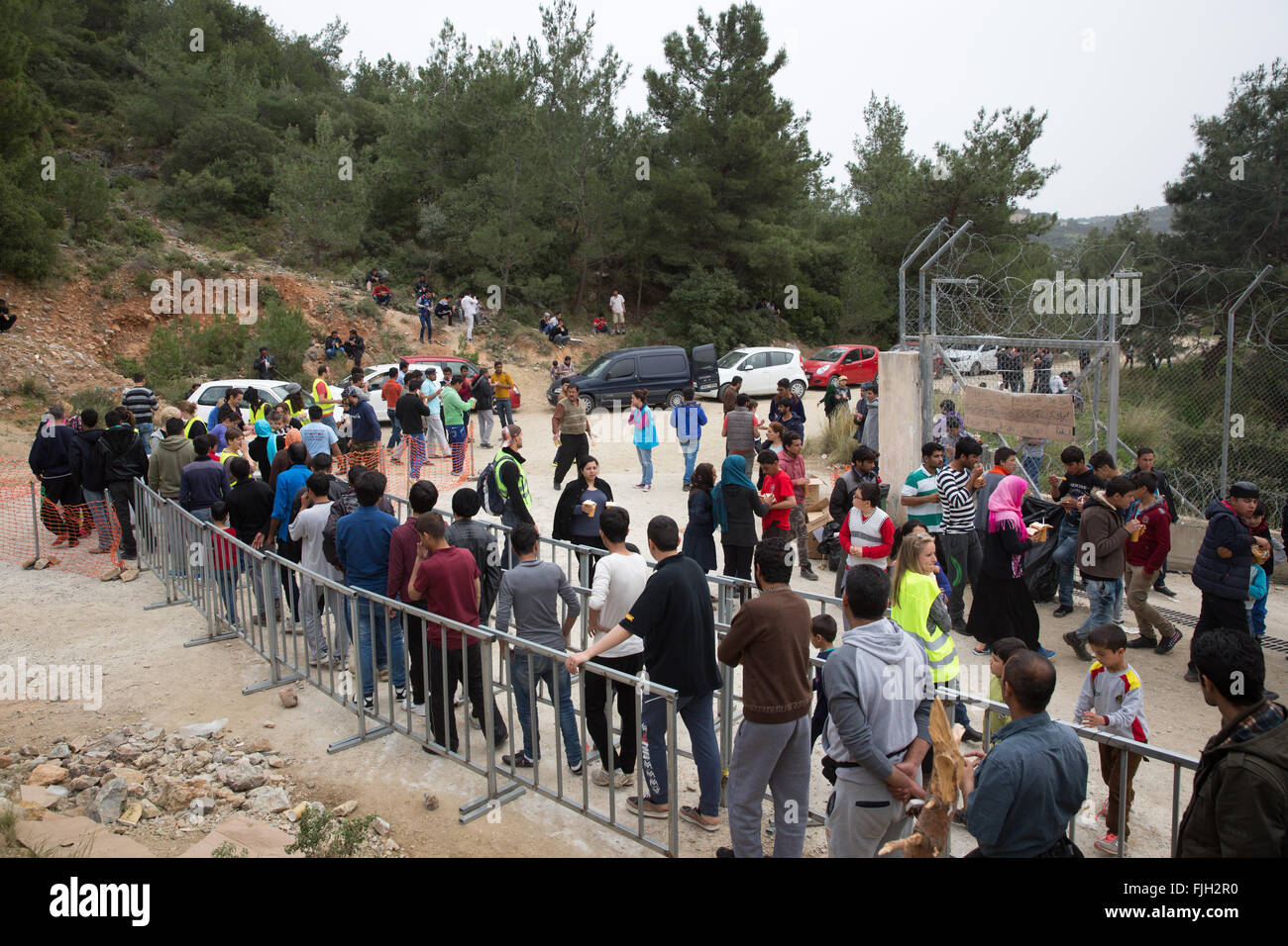 Samos, Grecia. 2 Mar, 2016. I rifugiati in attesa per un pranzo caldo al di fuori di un Rifugiato a centro di accoglienza in Vathi sull isola di Samos, Grecia, 2 marzo 2016. Per mesi una squadra di 8 persone residenti dell'isola è stata fornendo il pranzo per i rifugiati ogni giorno. Essi pagare per il cibo dalle proprie tasche e con donazioni, rendendo in media circa 1000 porzioni al giorno. Foto: CHRISTIAN CHARISIUS/DPA/Alamy Live News Foto Stock