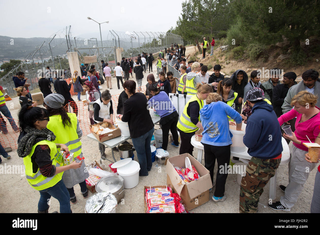 Samos, Grecia. 2 Mar, 2016. I rifugiati in attesa per un pranzo caldo al di fuori di un Rifugiato a centro di accoglienza in Vathi sull isola di Samos, Grecia, 2 marzo 2016. Per mesi una squadra di 8 persone residenti dell'isola è stata fornendo il pranzo per i rifugiati ogni giorno. Essi pagare per il cibo dalle proprie tasche e con donazioni, rendendo in media circa 1000 porzioni al giorno. Foto: CHRISTIAN CHARISIUS/DPA/Alamy Live News Foto Stock
