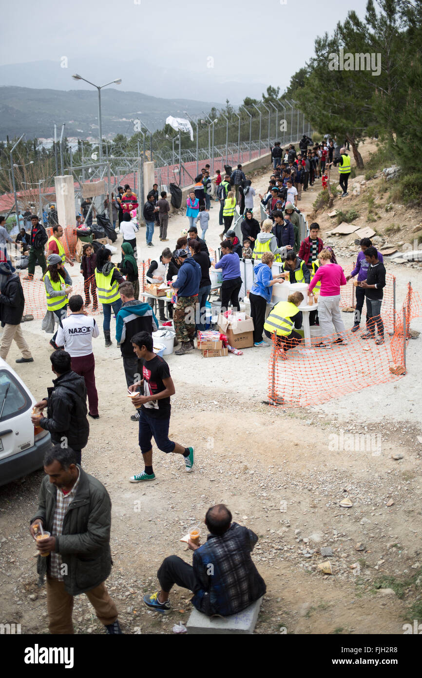 Samos, Grecia. 2 Mar, 2016. I rifugiati in attesa per un pranzo caldo al di fuori di un Rifugiato a centro di accoglienza in Vathi sull isola di Samos, Grecia, 2 marzo 2016. Per mesi una squadra di 8 persone residenti dell'isola è stata fornendo il pranzo per i rifugiati ogni giorno. Essi pagare per il cibo dalle proprie tasche e con donazioni, rendendo in media circa 1000 porzioni al giorno. Foto: CHRISTIAN CHARISIUS/DPA/Alamy Live News Foto Stock