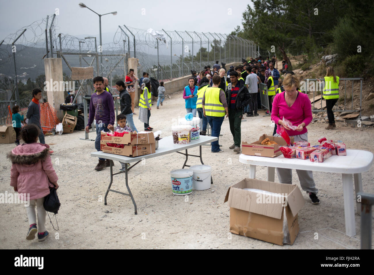 Samos, Grecia. 2 Mar, 2016. I rifugiati in attesa per un pranzo caldo al di fuori di un Rifugiato a centro di accoglienza in Vathi sull isola di Samos, Grecia, 2 marzo 2016. Per mesi una squadra di 8 persone residenti dell'isola è stata fornendo il pranzo per i rifugiati ogni giorno. Essi pagare per il cibo dalle proprie tasche e con donazioni, rendendo in media circa 1000 porzioni al giorno. Foto: CHRISTIAN CHARISIUS/DPA/Alamy Live News Foto Stock