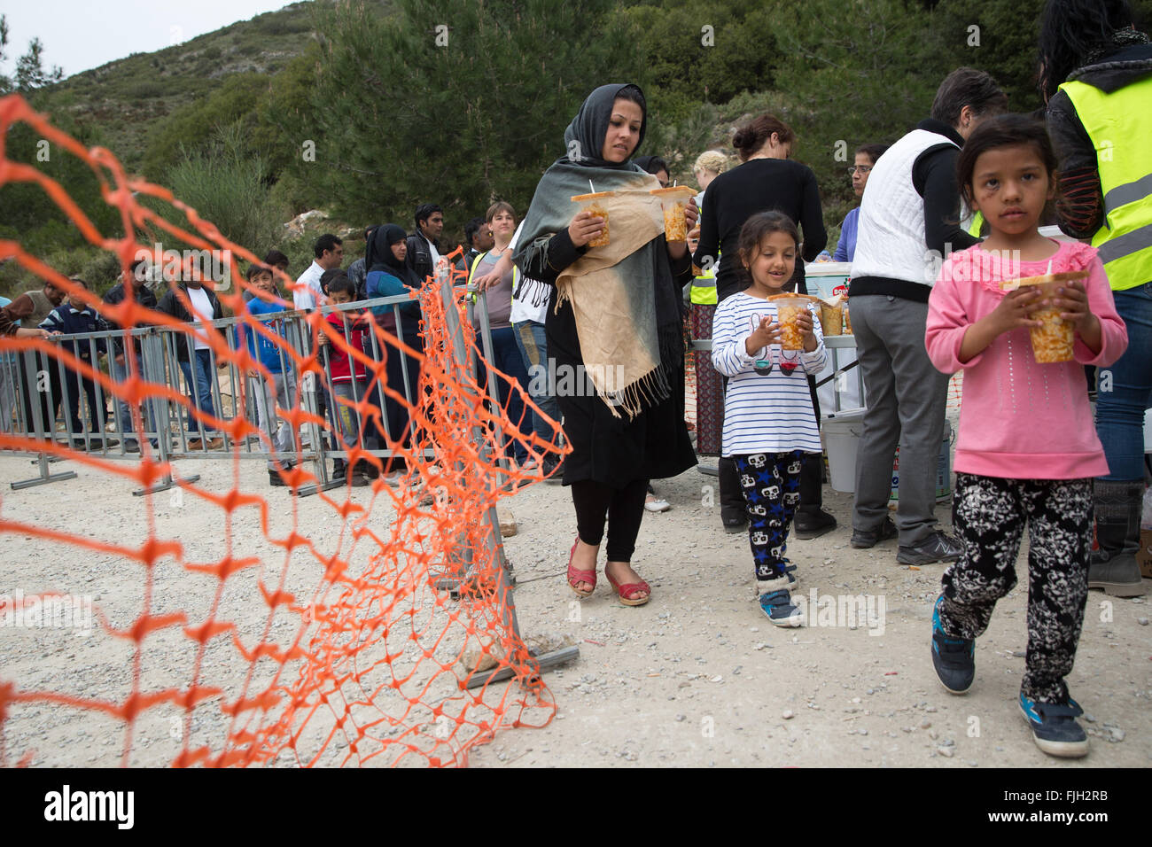 Samos, Grecia. 2 Mar, 2016. I rifugiati ricevono un pranzo caldo al di fuori di un Rifugiato a centro di accoglienza in Vathi sull isola di Samos, Grecia, 2 marzo 2016. Per mesi una squadra di 8 persone residenti dell'isola è stata fornendo il pranzo per i rifugiati ogni giorno. Essi pagare per il cibo dalle proprie tasche e con donazioni, rendendo in media circa 1000 porzioni al giorno. Foto: CHRISTIAN CHARISIUS/DPA/Alamy Live News Foto Stock