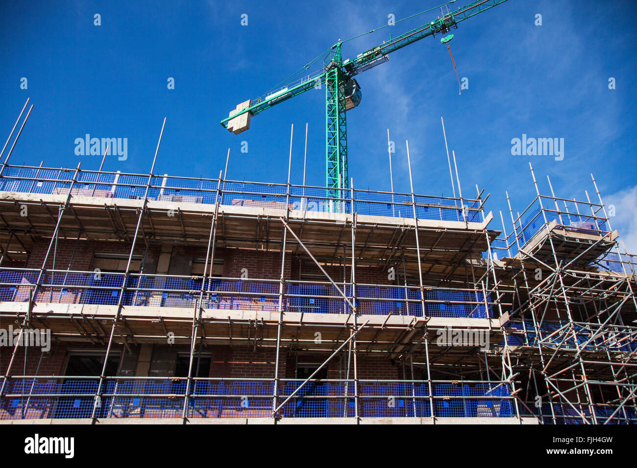 Nuovo sviluppo di case di riposo e appartamenti a Lytham St Annes, nr Blackpool, Regno Unito, in costruzione da McCarthy & Stone. Includono, ma incompleti, 36 nuovissimi ed eleganti appartamenti per pensionati con una e due camere da letto. Sono in corso lavori di costruzione, assemblaggio e costruzione di edifici, con appartamenti disponibili per l'acquisto. Foto Stock