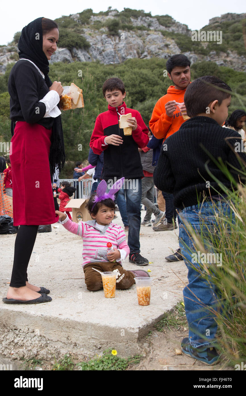 Samos, Grecia. 2 Mar, 2016. I rifugiati di mangiare un pranzo caldo fornite per loro al di fuori di un Rifugiato a centro di accoglienza in Vathi sull isola di Samos, Grecia, 2 marzo 2016. Per mesi una squadra di 8 persone residenti dell'isola è stata fornendo il pranzo per i rifugiati ogni giorno. Essi pagare per il cibo dalle proprie tasche e con donazioni, rendendo in media circa 1000 porzioni al giorno. Foto: CHRISTIAN CHARISIUS/DPA/Alamy Live News Foto Stock