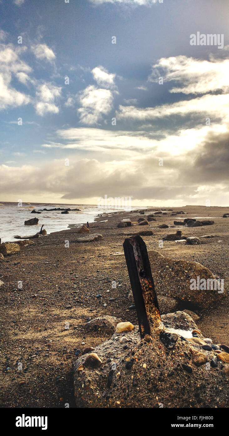 Paesaggio balneare wit il palo di legno sulla sabbia Foto Stock