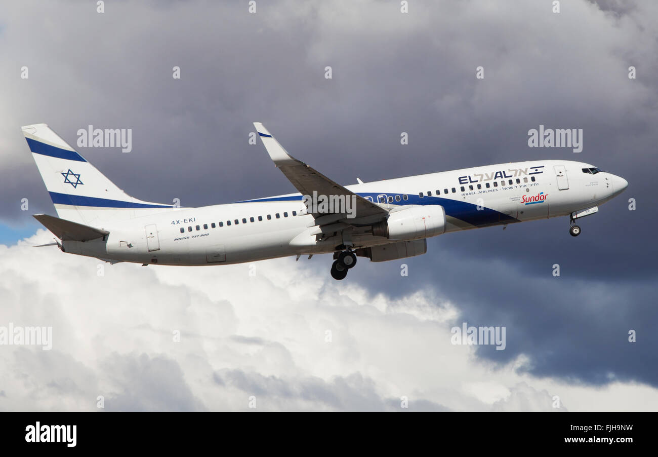 Un El Al Israel Airlines Boeing 737-800 il decollo dall'Aeroporto El Prat di Barcellona, Spagna. Foto Stock