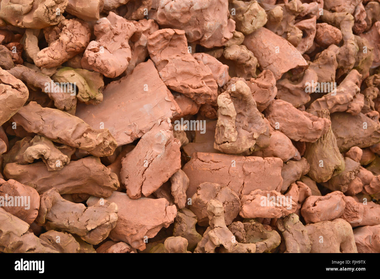 Un grande mucchio di parti e forme di argilla cotta sulla Montagnola. Foto Stock