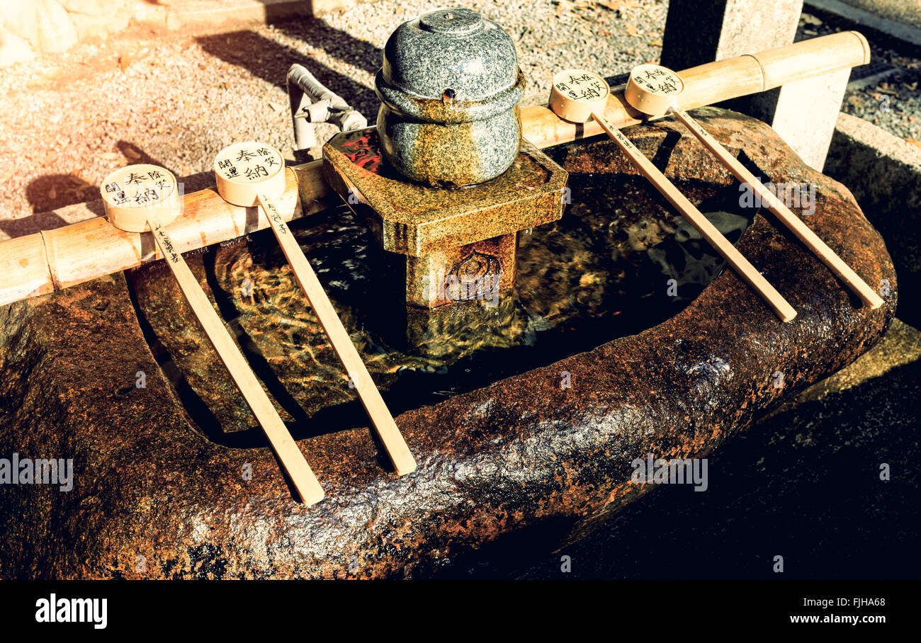 Purificazione giapponese fontana di Fushimi Inari Shrine, Kyoto, Giappone. In stile vintage Foto Stock