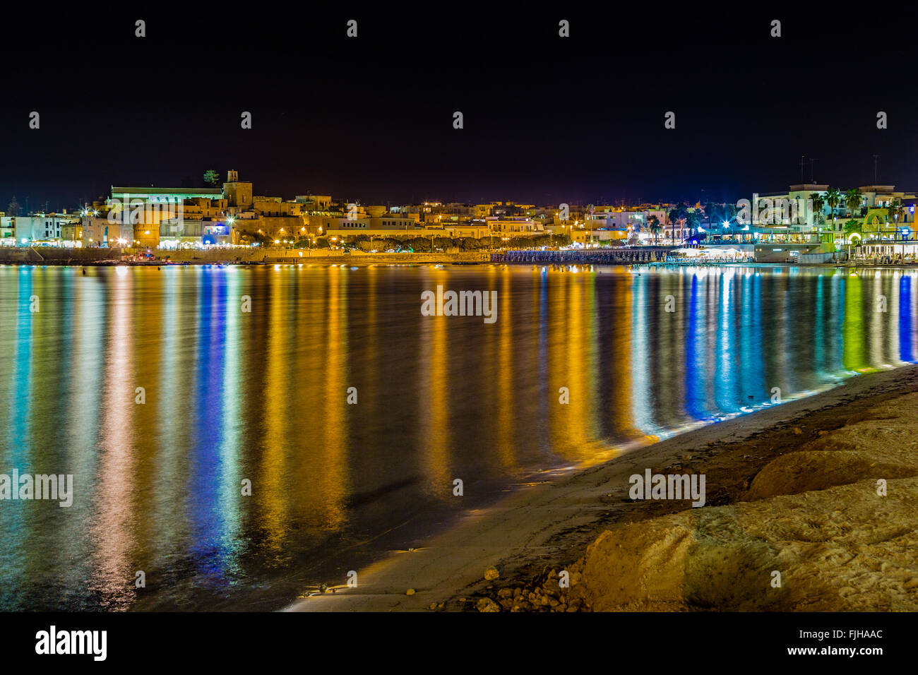 Vista notturna del porto dell'antica città sul mare Adriatico in Italia Foto Stock