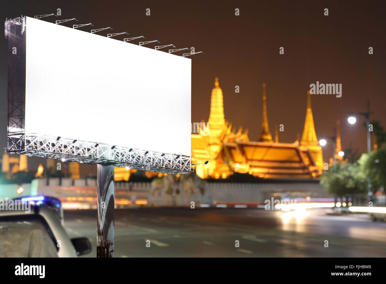 Tabellone vuoto e la strada di notte - è in grado di pubblicità per il display o il montaggio dei vostri prodotti o il vostro business. Foto Stock