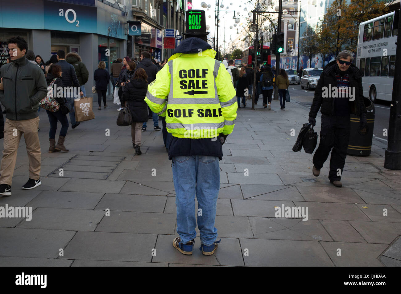 Golf vendita pubblicità uomo in piedi su Oxford Street, Londra, Regno Unito. Foto Stock