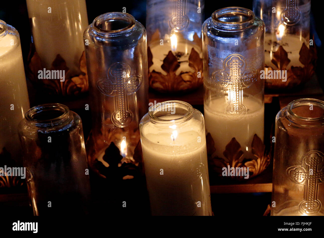 Immagine di bellissime candele immagini e fotografie stock ad alta  risoluzione - Alamy