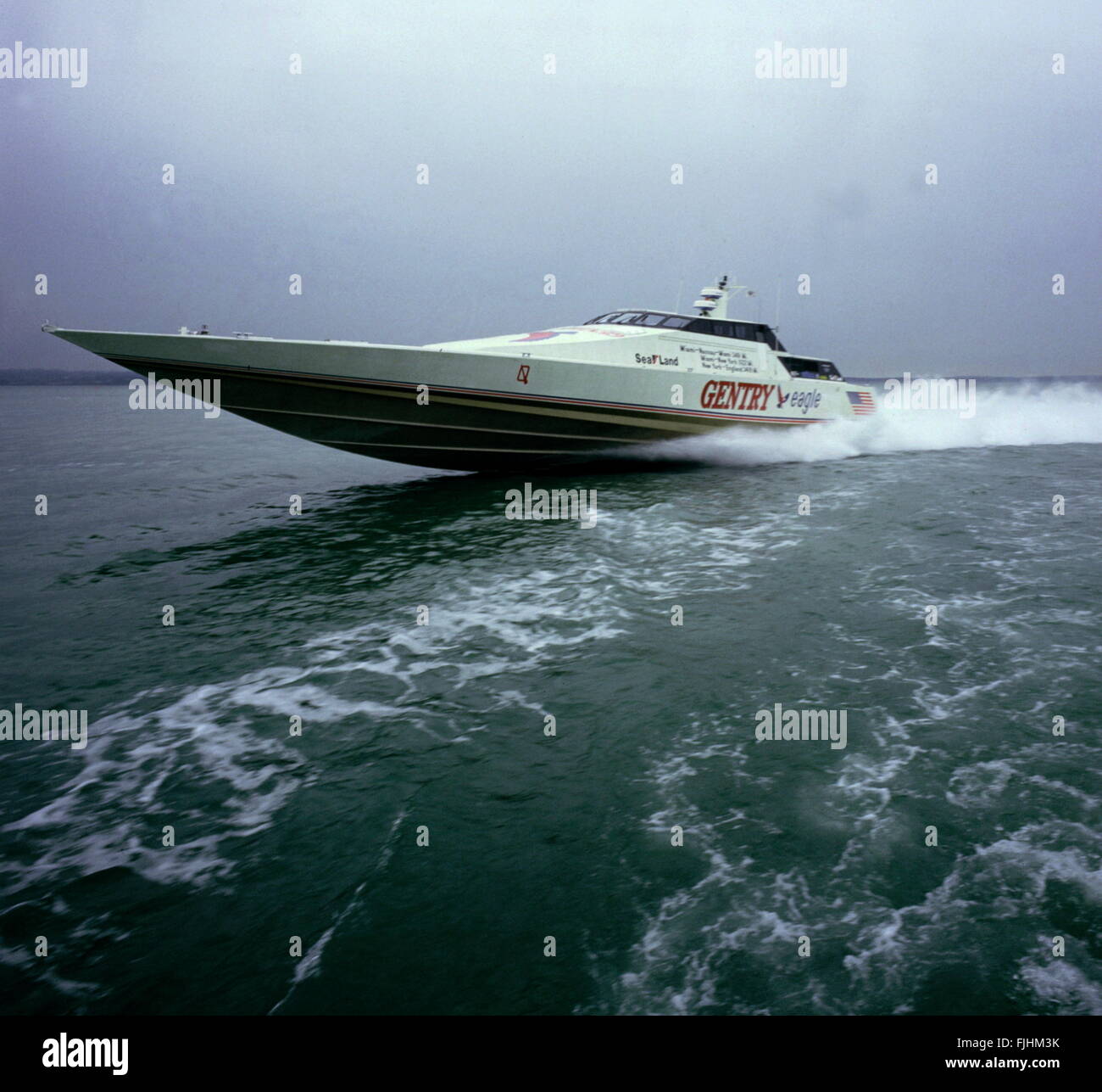 AJAXNETPHOTO. 1989. SOLENT, Inghilterra - RECORD BREAKER - AMERICAN 114FT RACING POWERBOAT GENTRY EAGLE A VELOCITÀ NEL SOLENT. Foto:JONATHAN EASTLAND/AJAX REF:880221 Foto Stock