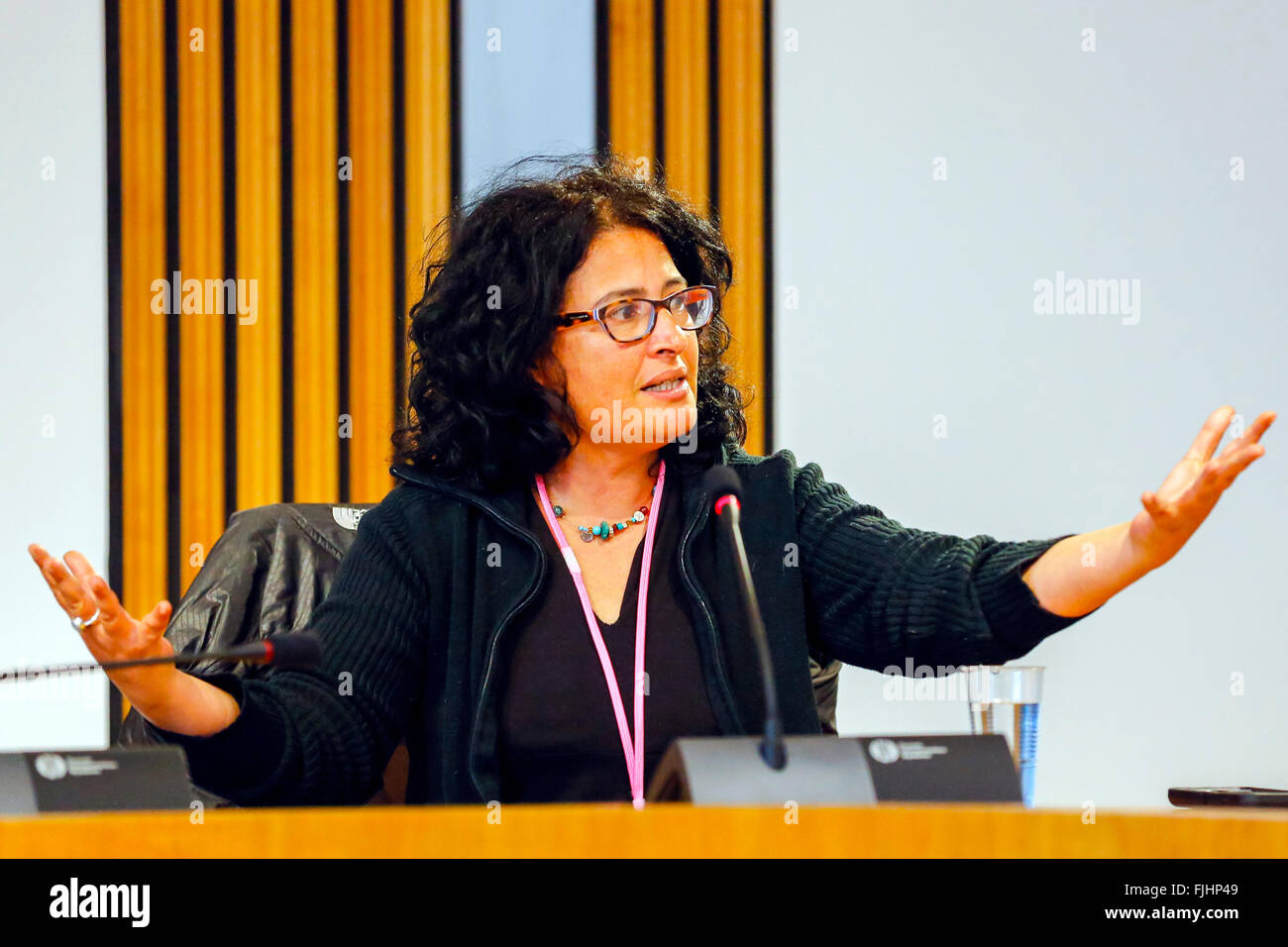 Edinburgh, Regno Unito. 02Mar, 2016. Sharon Dolev, fondatore e direttore del disarmo israeliano movimento è stato accolto con favore al parlamento scozzese da MSP Bill Kidd, co-organizzatore dei parlamenti Cross parte del gruppo sul disarmo nucleare. Sharon Dolev ha tenuto una presentazione alla riunione che delinea il lavoro la sua organizzazione in Israele stava facendo a sostegno del nucleare zona libera in Medio Oriente. Credito: Findlay/Alamy Live News Foto Stock