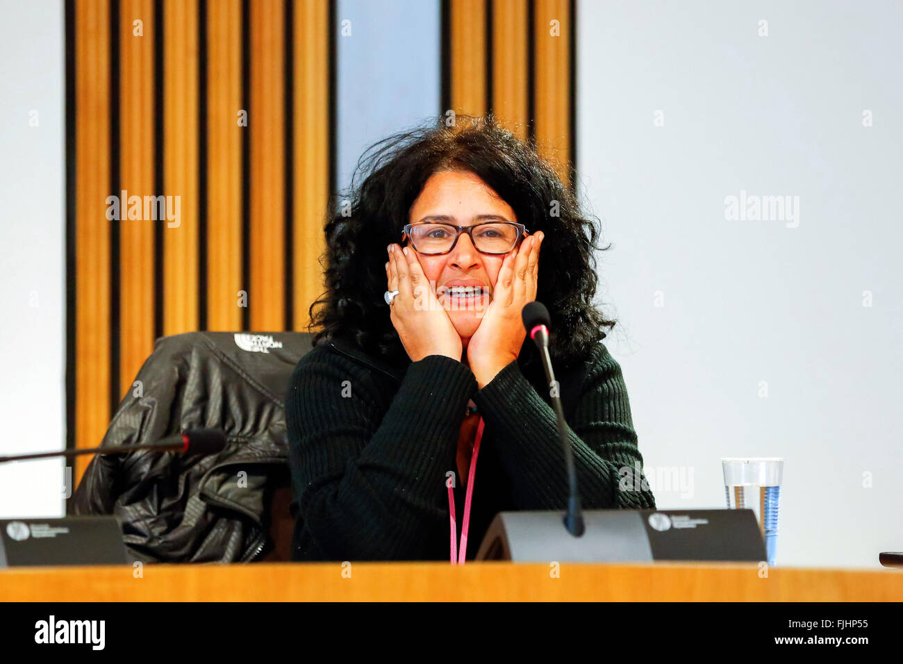 Edinburgh, Regno Unito. 02Mar, 2016. Sharon Dolev, fondatore e direttore del disarmo israeliano movimento è stato accolto con favore al parlamento scozzese da MSP Bill Kidd, co-organizzatore dei parlamenti Cross parte del gruppo sul disarmo nucleare. Sharon Dolev ha tenuto una presentazione alla riunione che delinea il lavoro la sua organizzazione in Israele stava facendo a sostegno del nucleare zona libera in Medio Oriente. Credito: Findlay/Alamy Live News Foto Stock