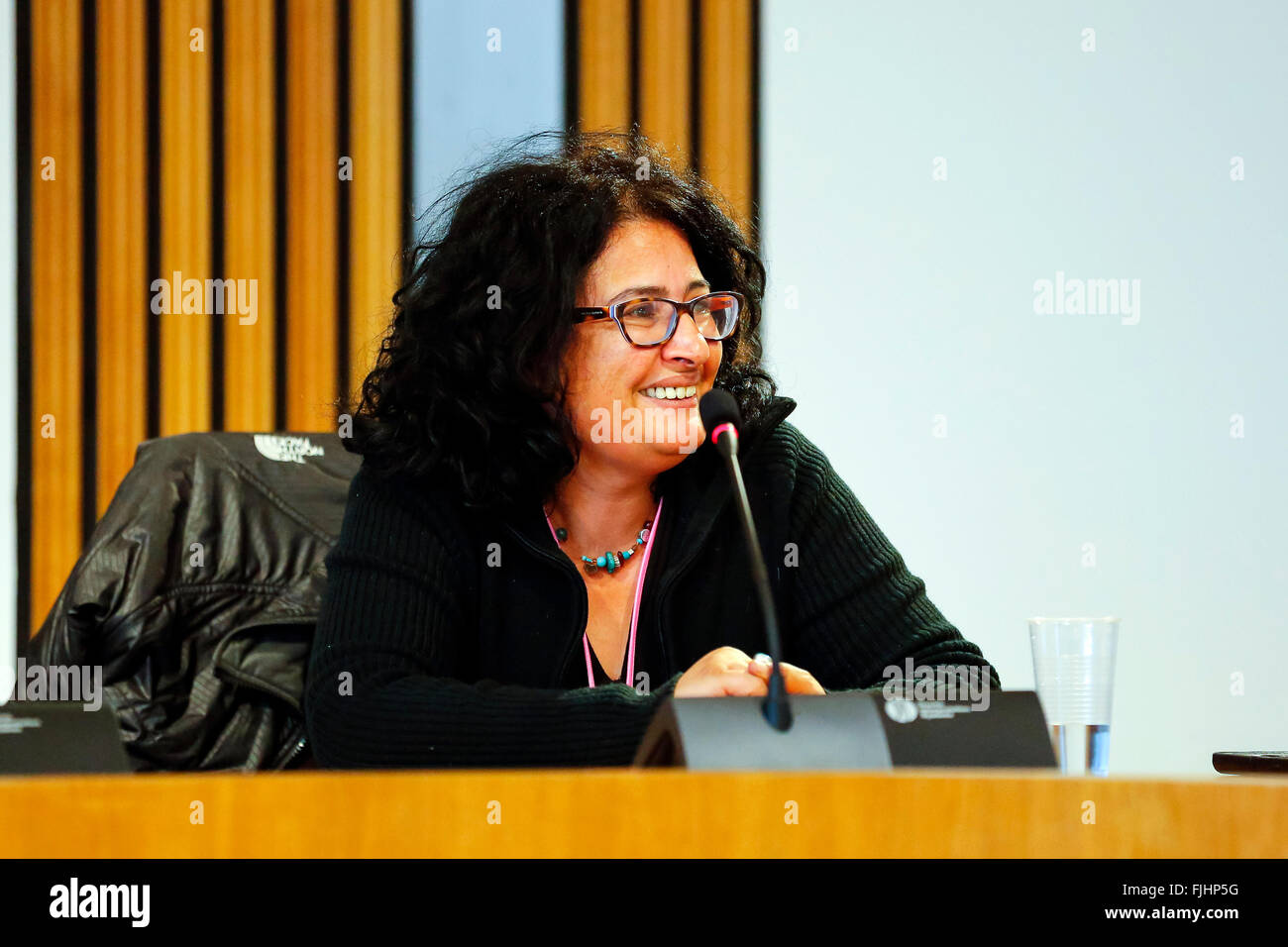 Edinburgh, Regno Unito. 02Mar, 2016. Sharon Dolev, fondatore e direttore del disarmo israeliano movimento è stato accolto con favore al parlamento scozzese da MSP Bill Kidd, co-organizzatore dei parlamenti Cross parte del gruppo sul disarmo nucleare. Sharon Dolev ha tenuto una presentazione alla riunione che delinea il lavoro la sua organizzazione in Israele stava facendo a sostegno del nucleare zona libera in Medio Oriente. Credito: Findlay/Alamy Live News Foto Stock