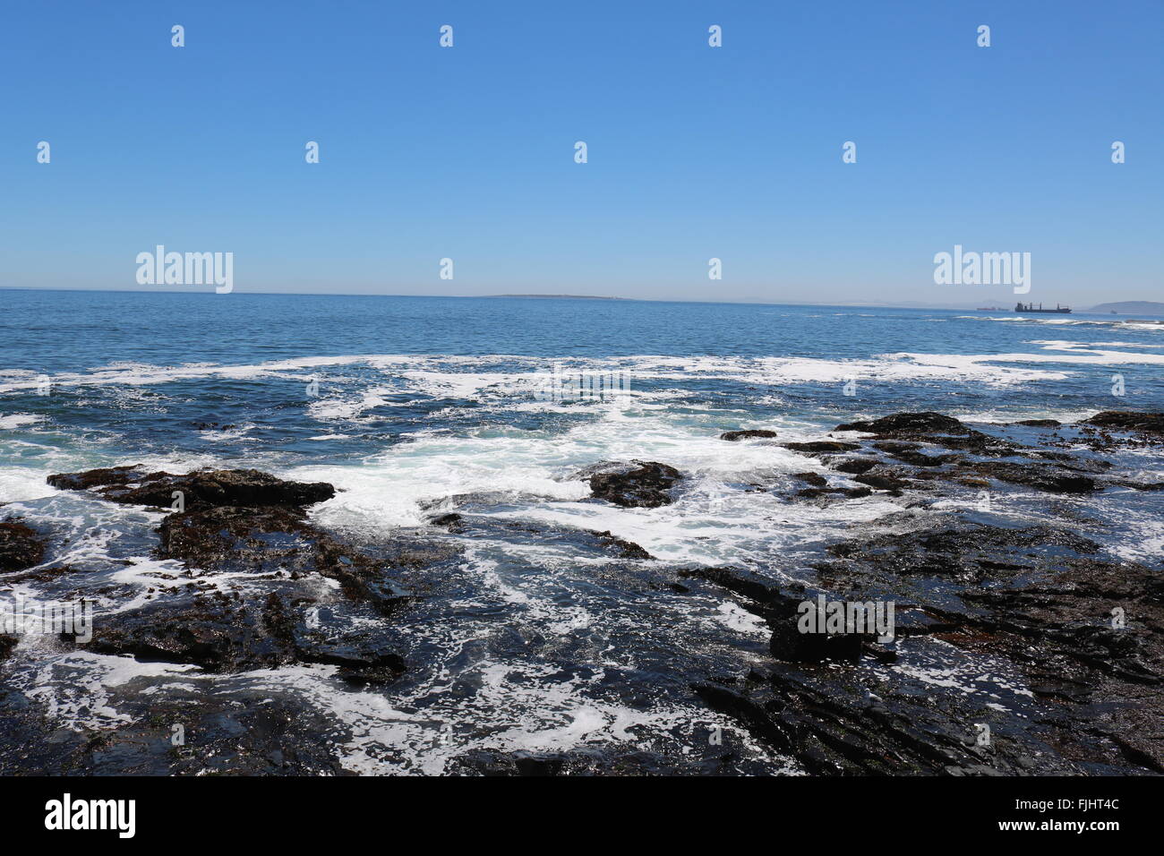 Punto mare lungomare affacciato su Robben Island cape town Sudafrica Foto Stock