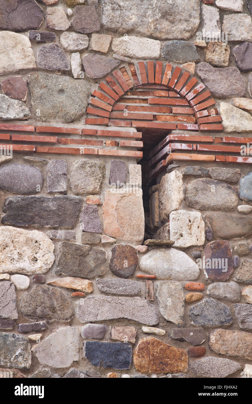 Dettaglio della parte esterna fortificata medievale con mura in pietra Foto Stock