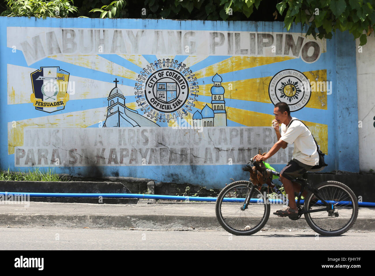 Guarnizione di tenuta della città della città di Cotabato su una parete a Cotabato. Sull isola di Mindanao, Filippine. Traduzione: Lunga vita alle Filippine - Musulmani e Cristiani mano nella mano per la pace e lo sviluppo. Foto Stock