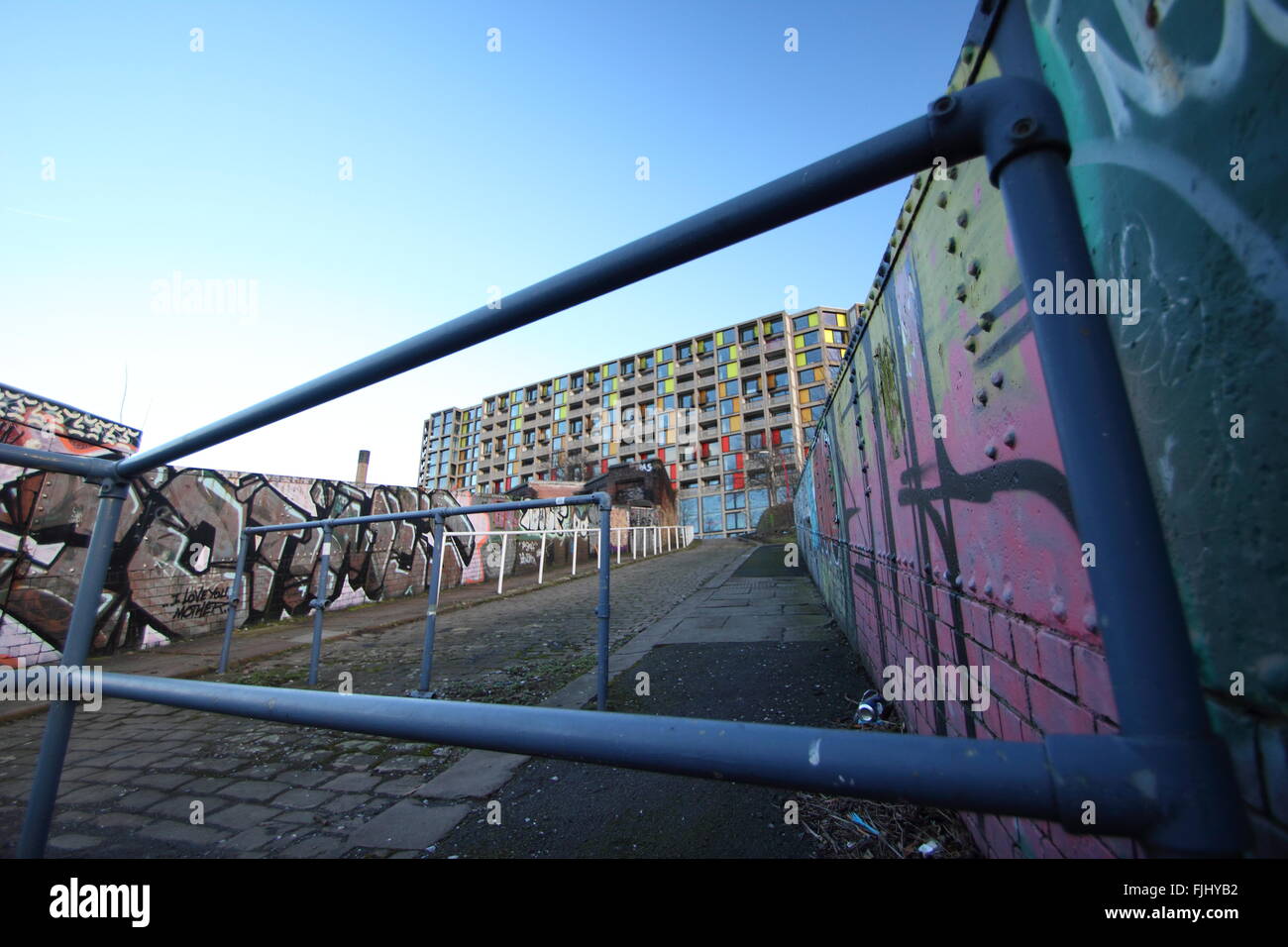 Appartamenti Park Hill, centro città di Sheffield, South Yorkshire, visti dal sentiero pubblico. Proprietà abitative Brutalist di grado II*. Inghilterra, Regno Unito Foto Stock