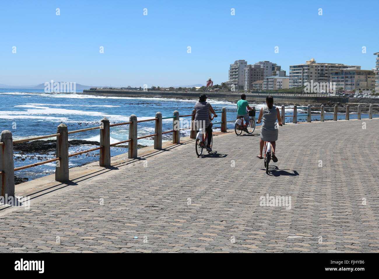 I ciclisti in una pigra domenica pomeriggio al Sea Point promenade, Cape Town, Sud Africa Foto Stock