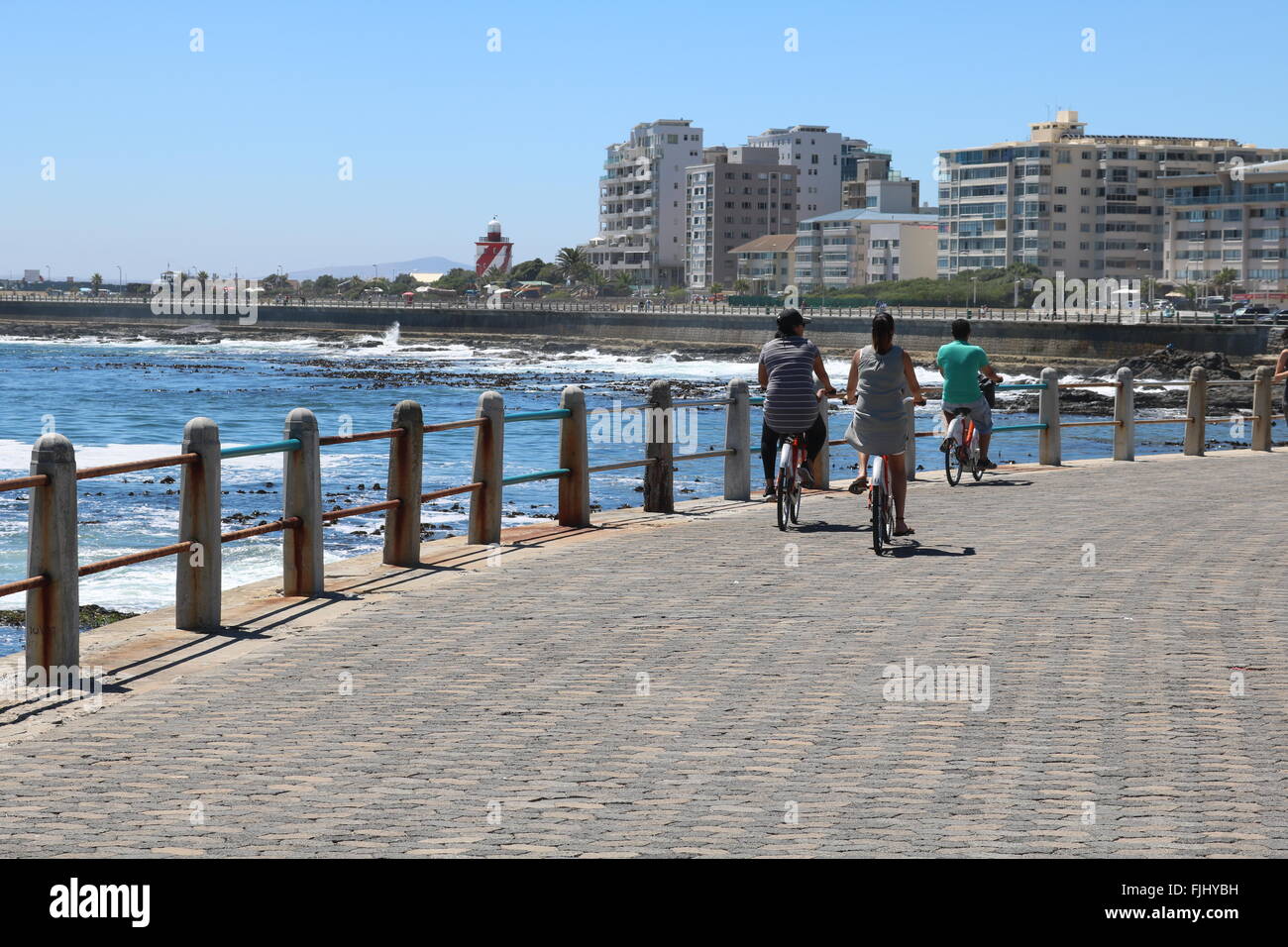 I ciclisti in una pigra domenica pomeriggio al Sea Point promenade, Cape Town, Sud Africa Foto Stock