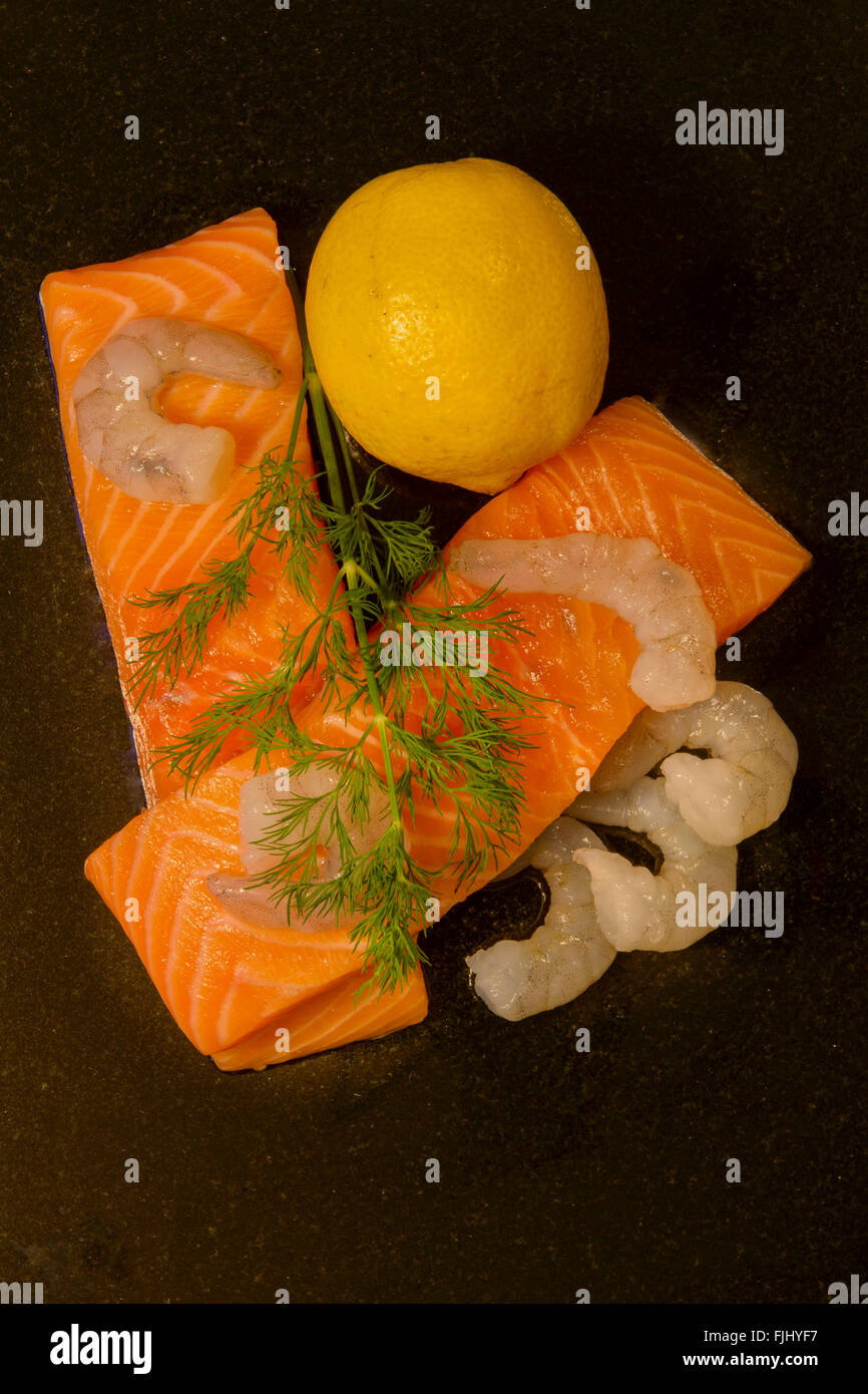 Piatto di salmone crudo,materie gamberi e limone pronti per la cottura Foto Stock
