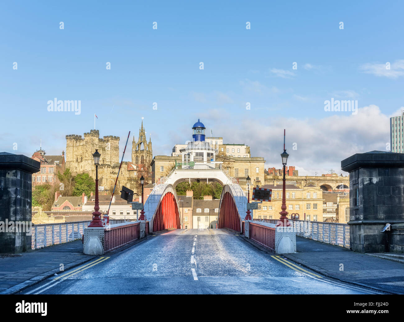 Lo Swing ponte che attraversa il fiume Tyne da Gateshead a Newcastle Foto Stock