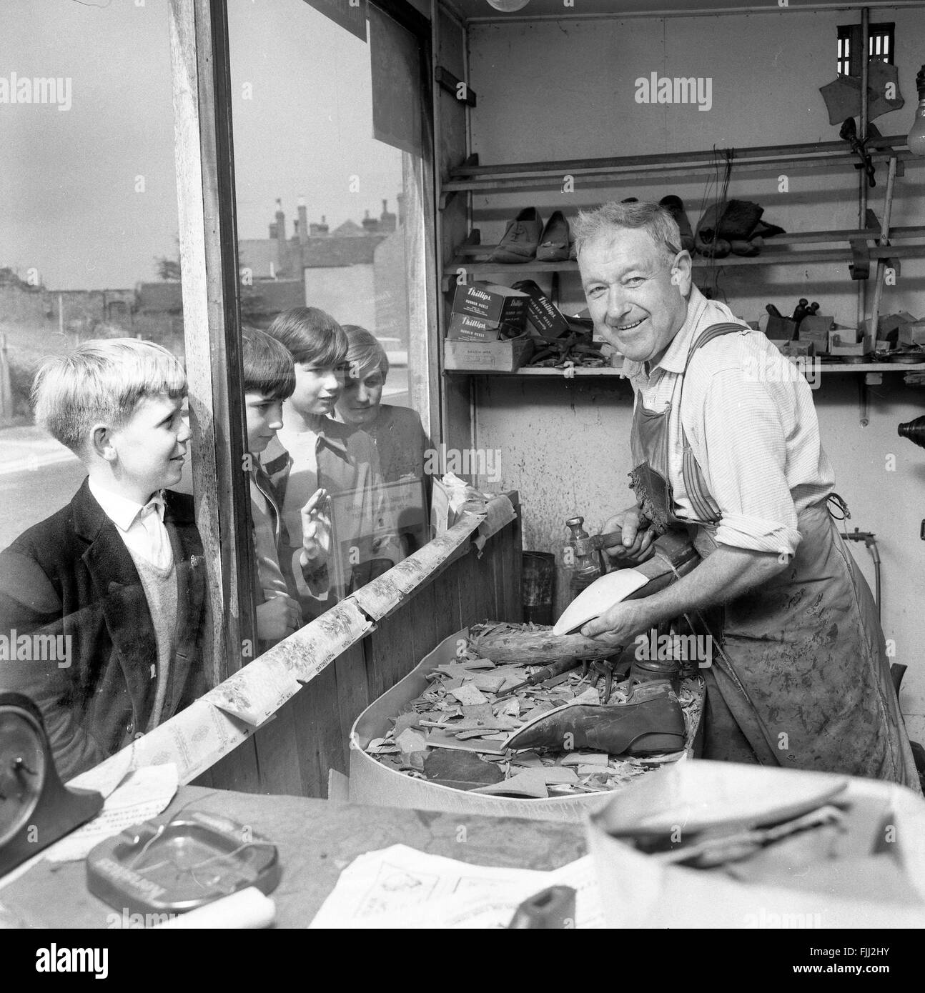 Boot riparatore ciabattino riparazione di calzature in Inghilterra La Gran Bretagna Uk 1960s Foto Stock